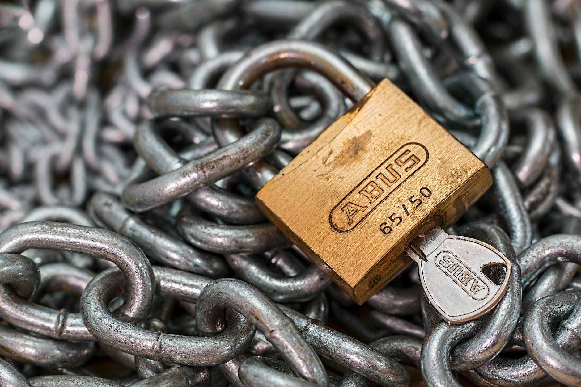 Un cadenas qui illustre l'importance de sécuriser son patrimoine professionnel et personnel quand on structure une entreprise