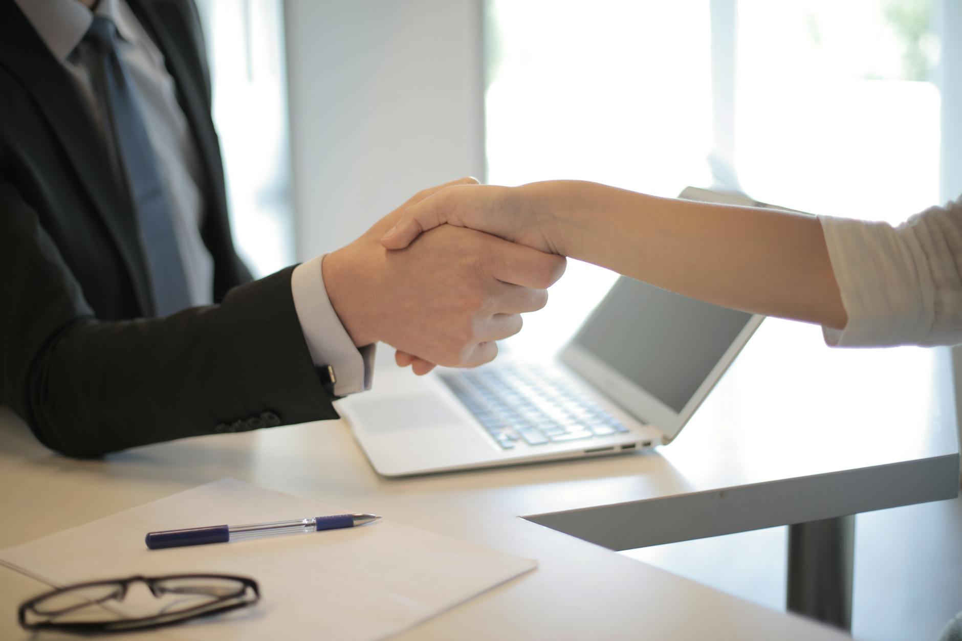 Deux mains qui se serrent et qui illustre l'importance des partenariats dans son développement commercial