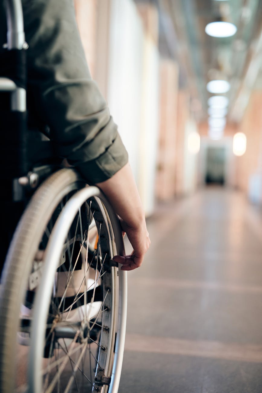 Fauteuil roulant représentant le handicap Métier de du handicap et de l'accessibilité accompagnée par Co-opt