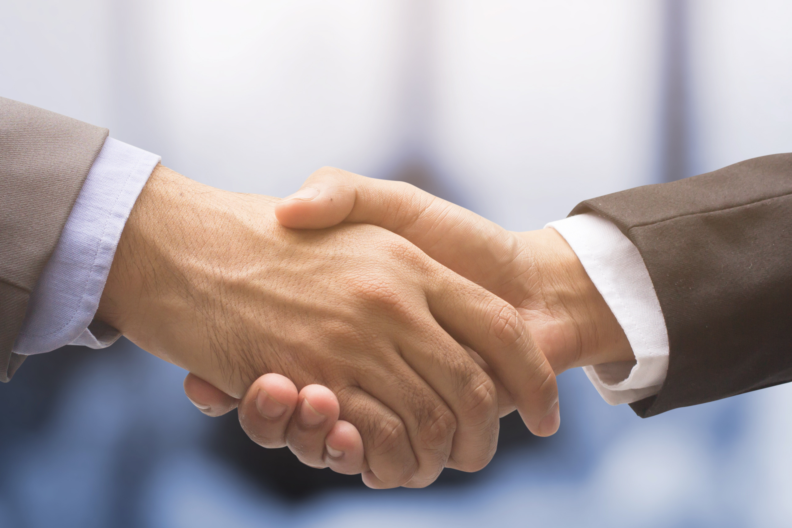 Deux mains qui se serrent pour illustrer les accords commerciaux