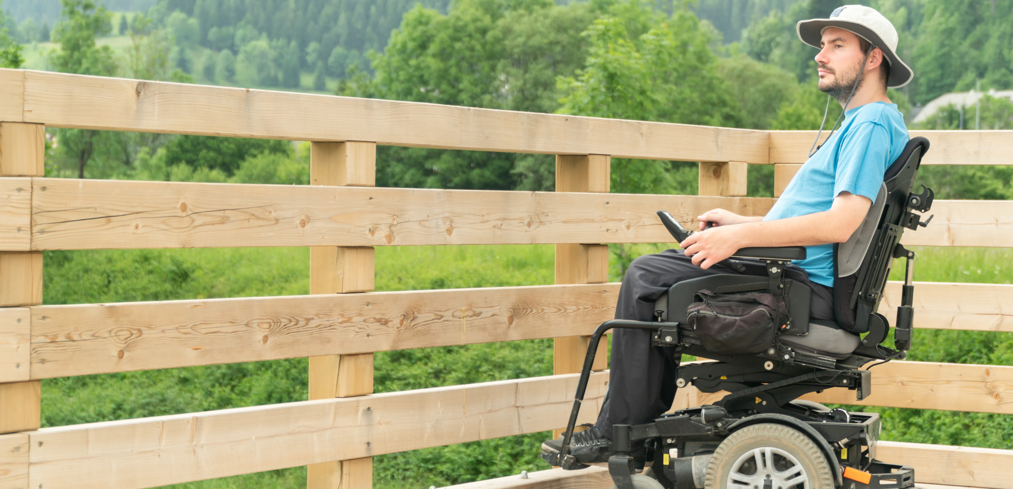 un homme en fauteuil roulant électrique